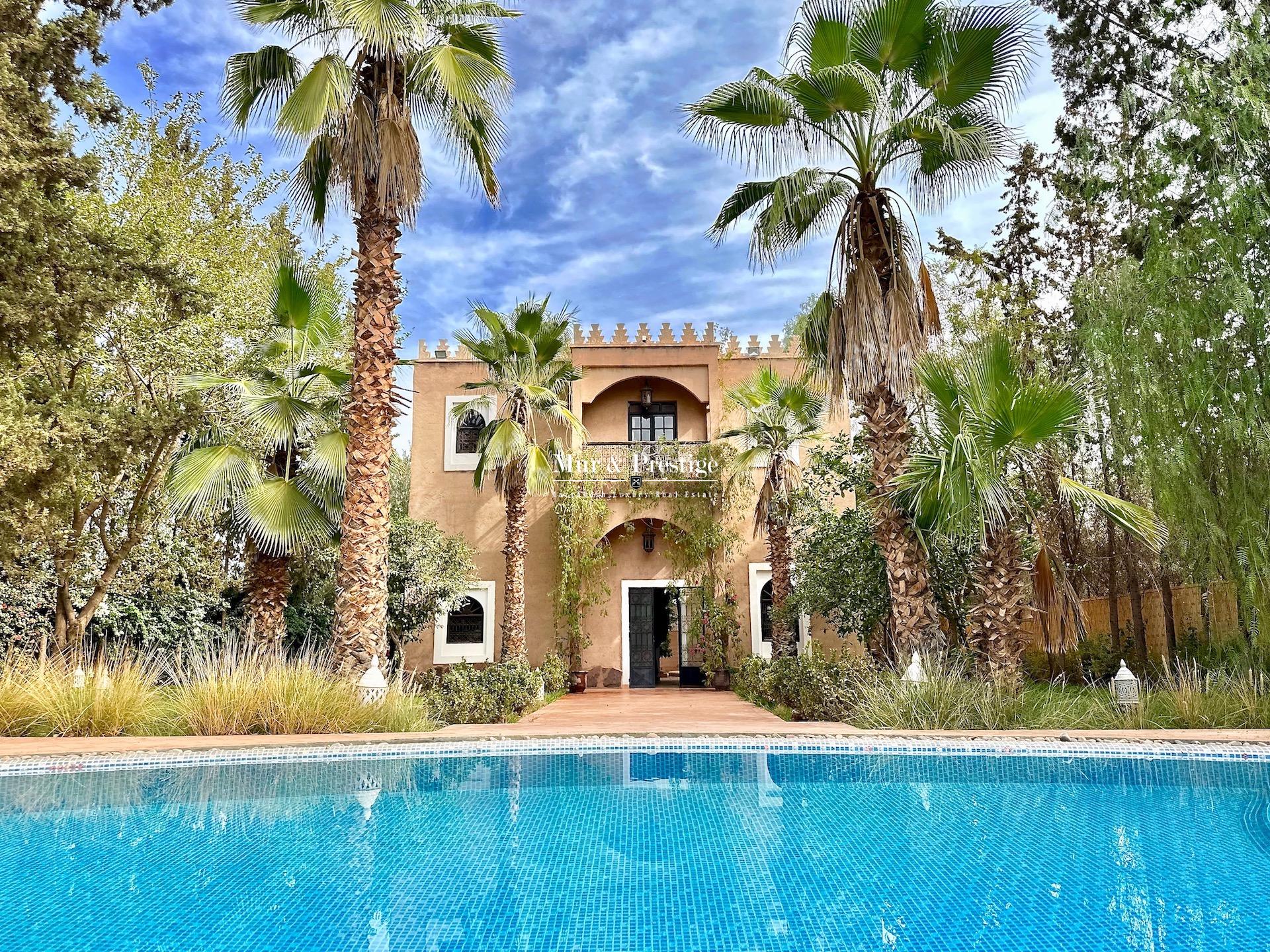 (Sans VNA) Villa-Riad aux allures de Kasbah à Vendre à Marrakech – Agence Immobilière 