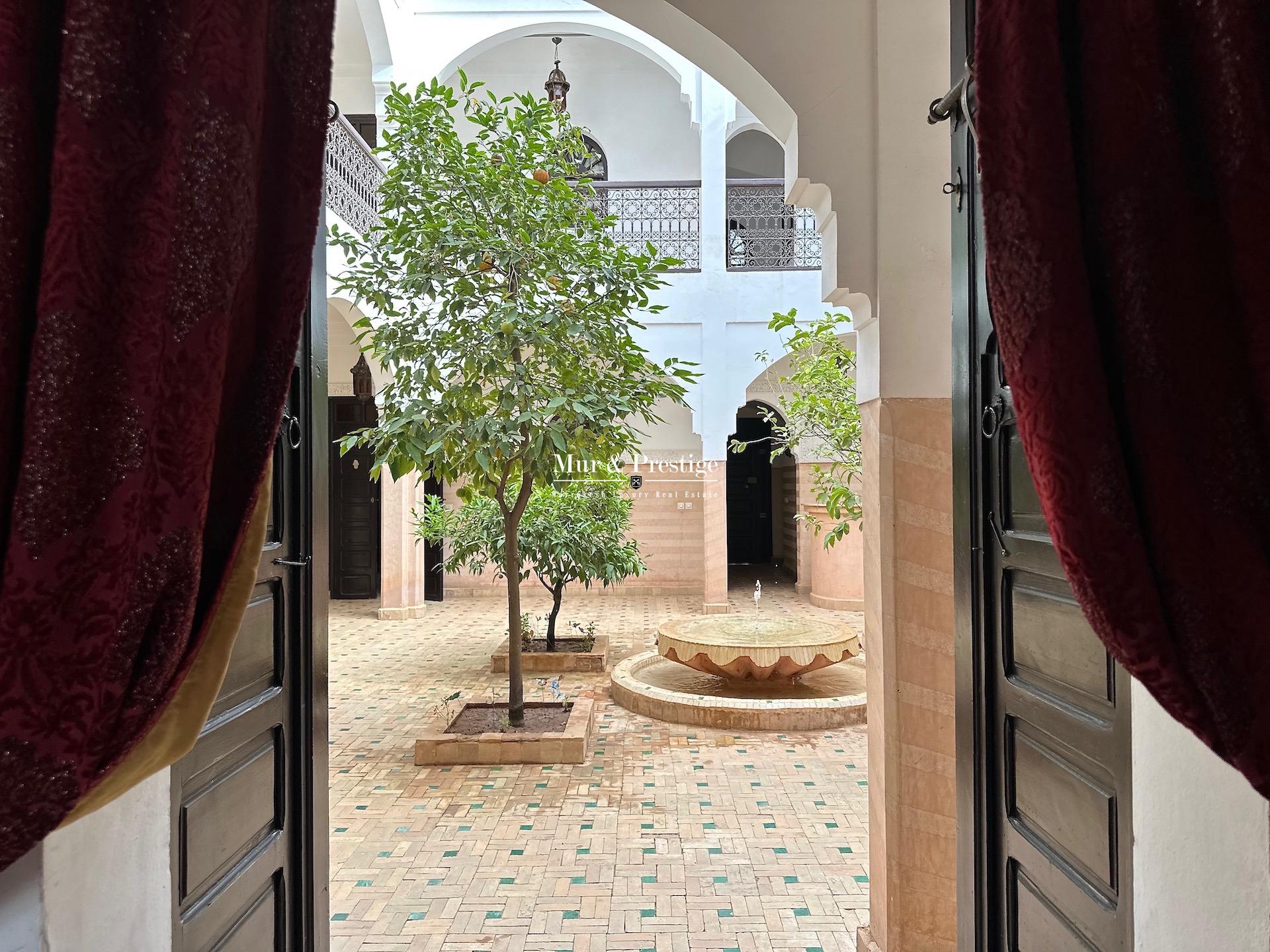 (Sans VNA) Villa-Riad aux allures de Kasbah à Vendre à Marrakech – Agence Immobilière 