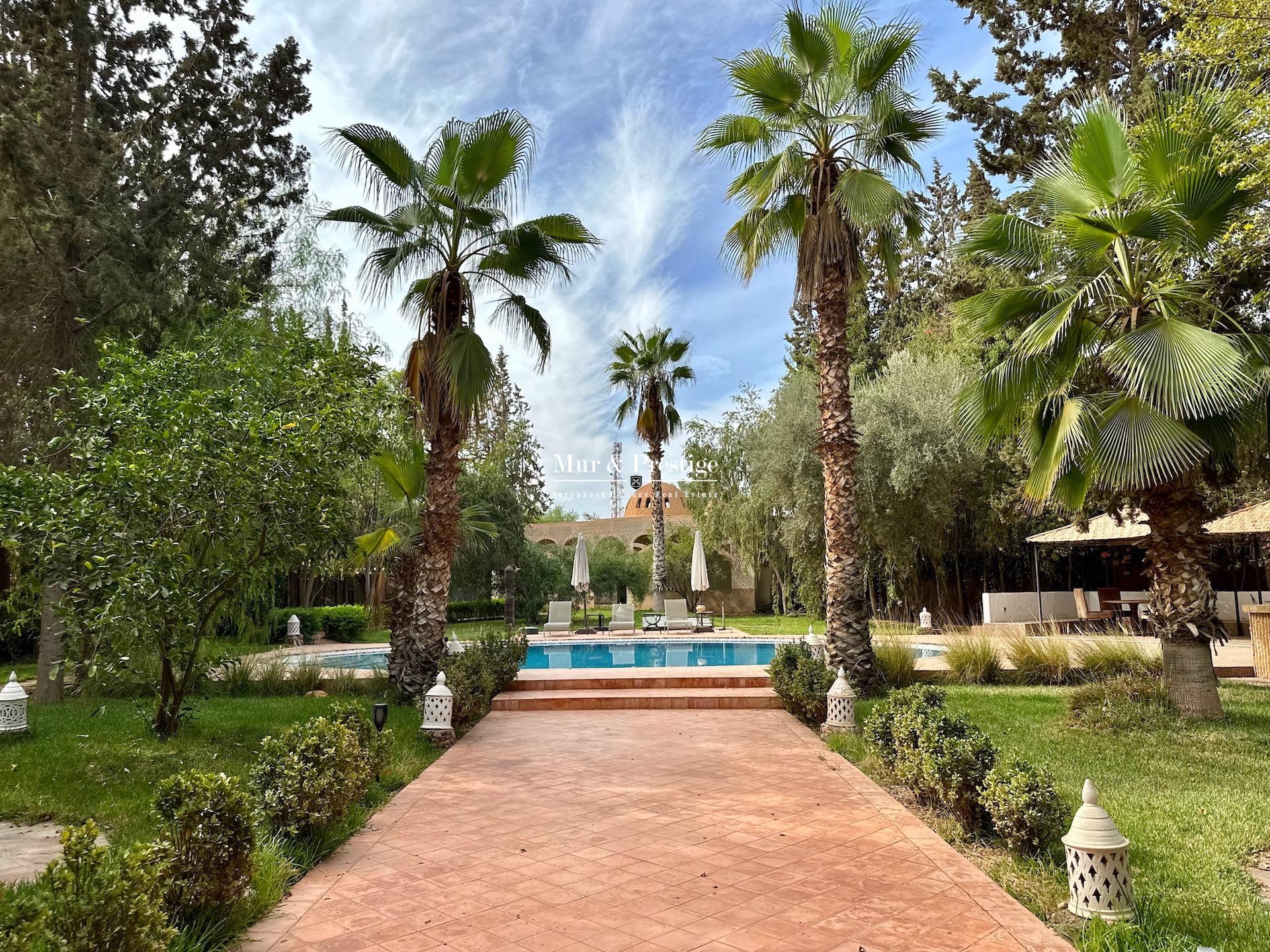 (Sans VNA) Villa-Riad aux allures de Kasbah à Vendre à Marrakech – Agence Immobilière 