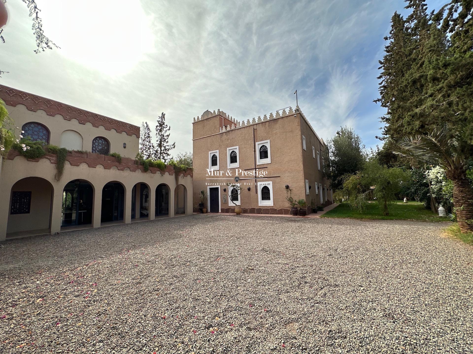(Sans VNA) Villa-Riad aux allures de Kasbah à Vendre à Marrakech – Agence Immobilière 