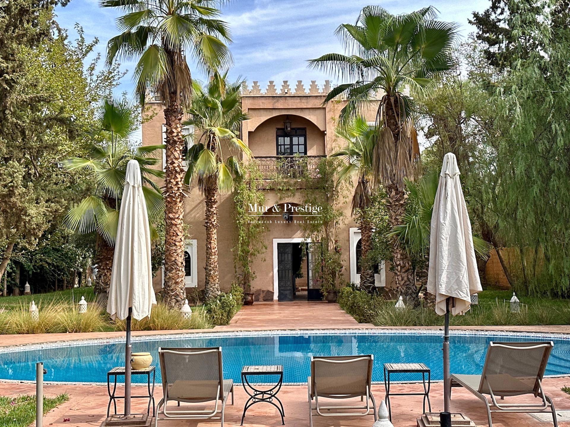 (Sans VNA) Villa-Riad aux allures de Kasbah à Vendre à Marrakech – Agence Immobilière 