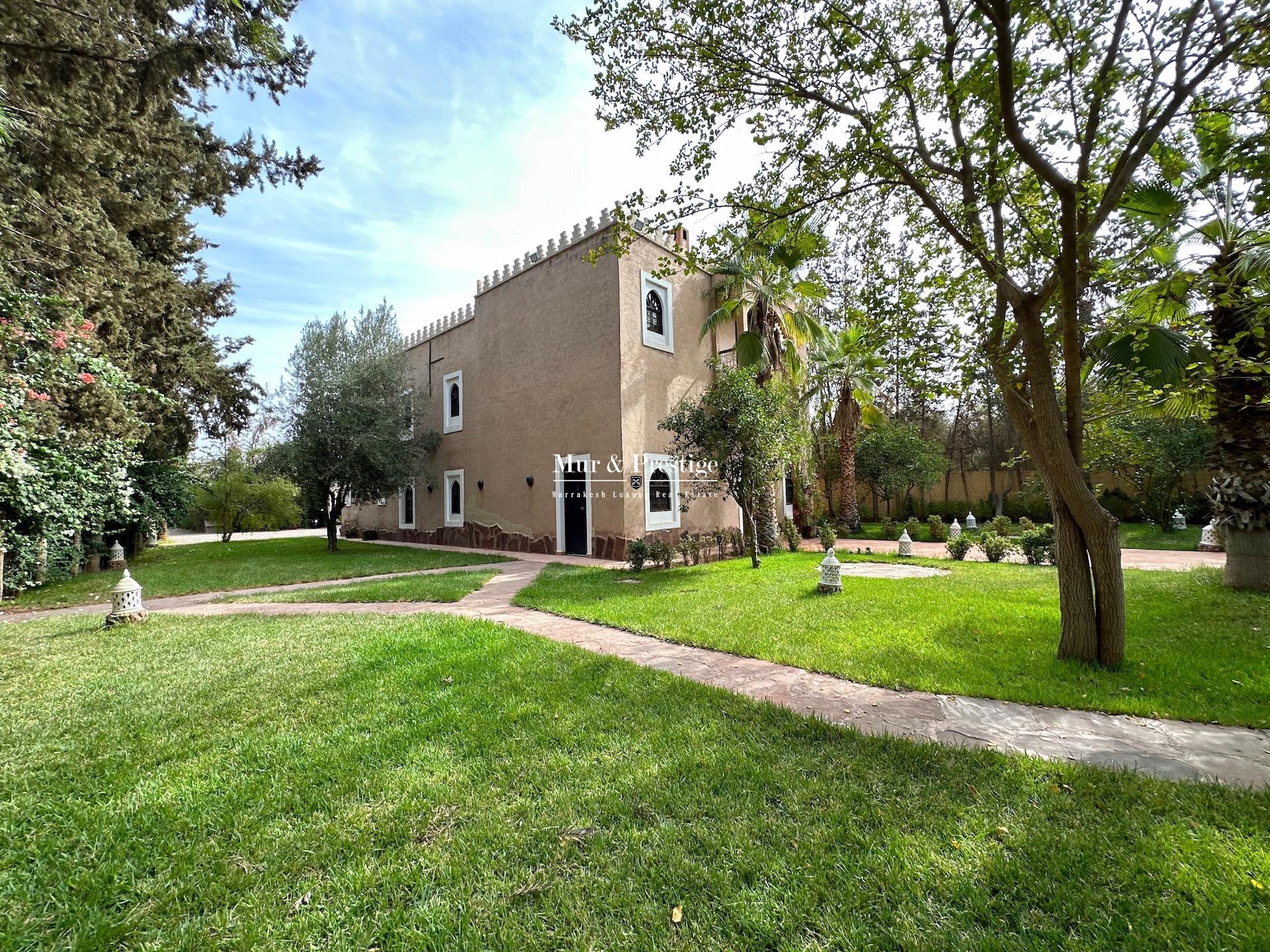 (Sans VNA) Villa-Riad aux allures de Kasbah à Vendre à Marrakech – Agence Immobilière 