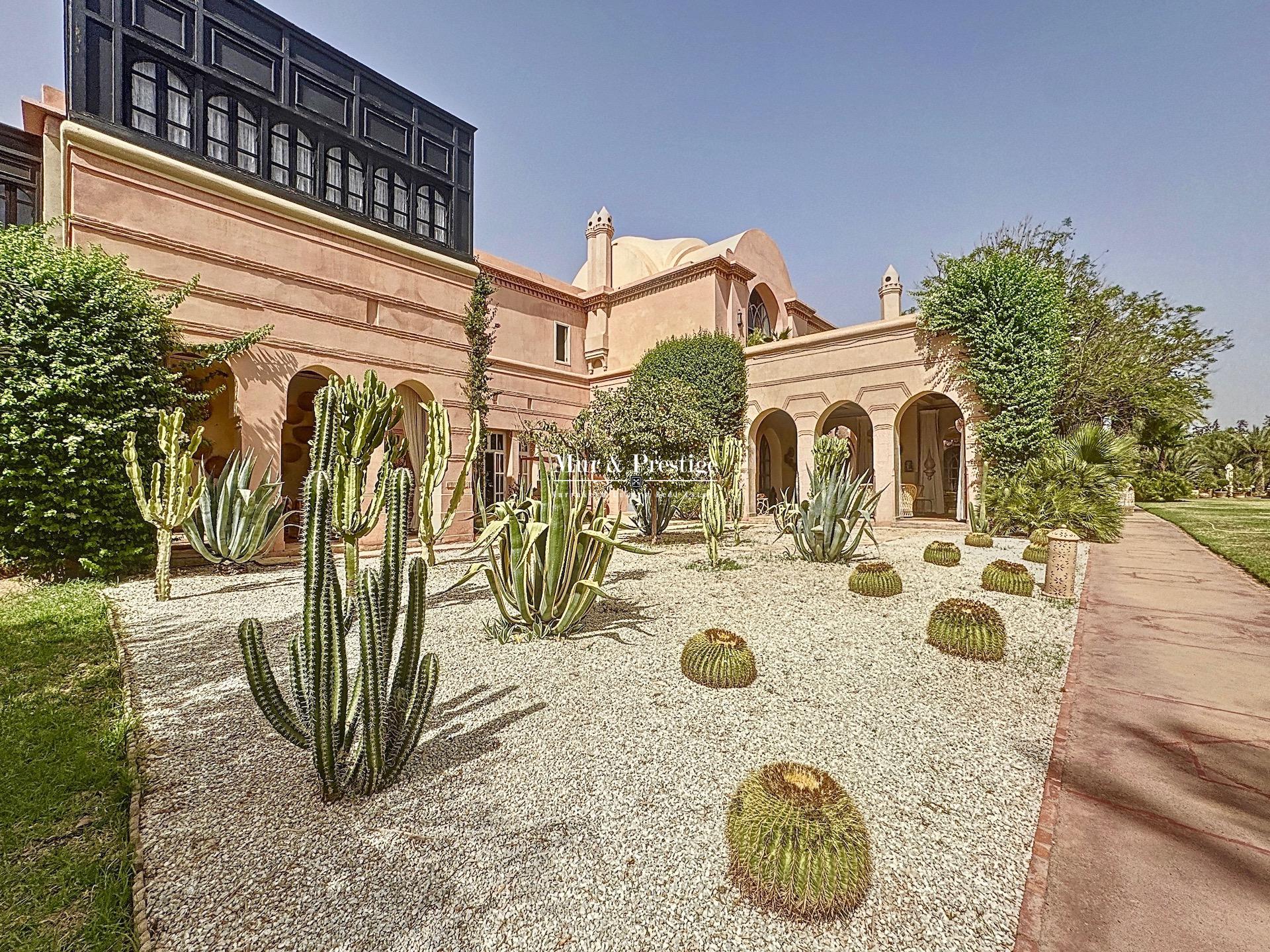 Palais Marocain sur 4 hectares dans la Palmeraie - 